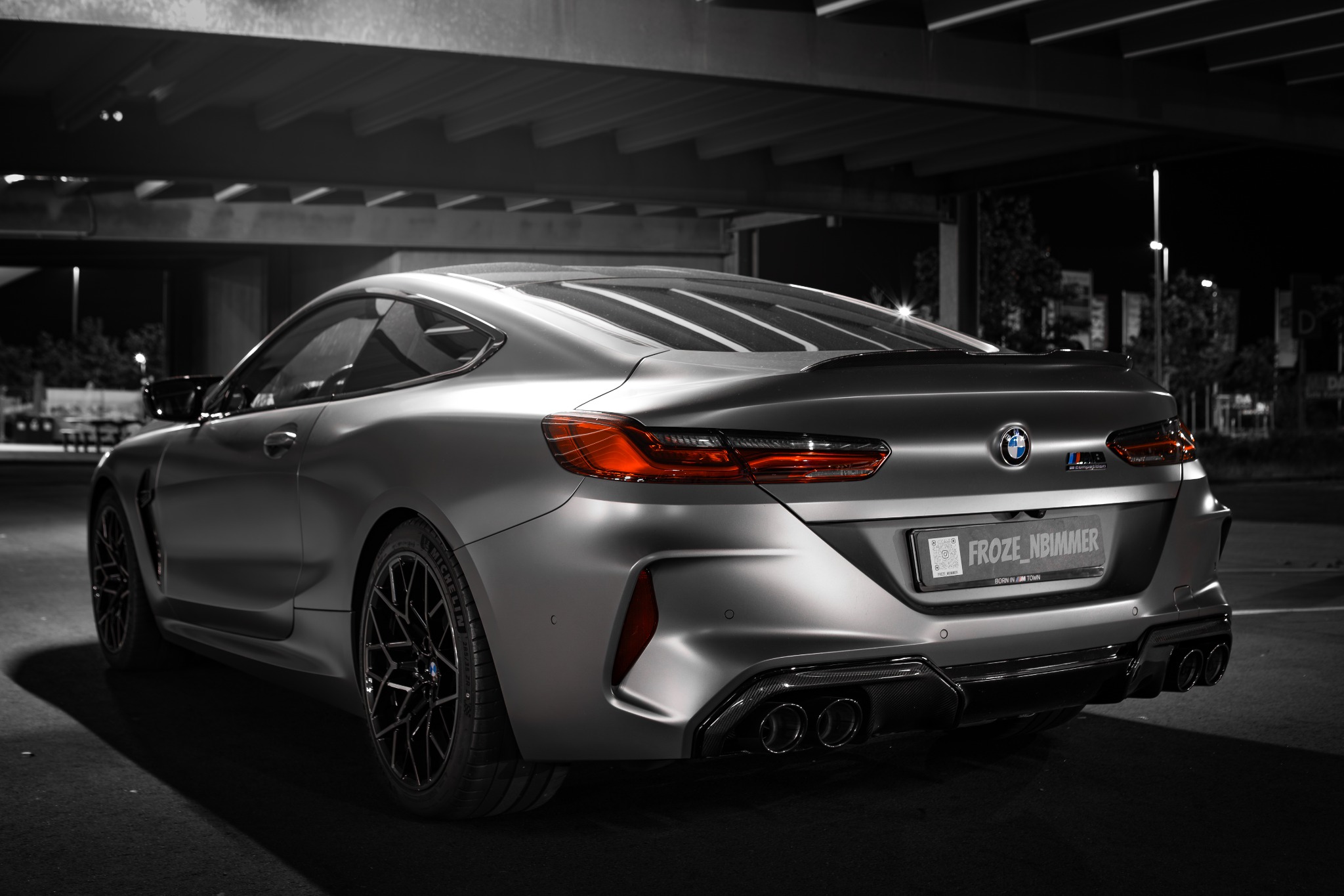 BMW M8 in Schwarz-Weiß mit roten Rückleuchten