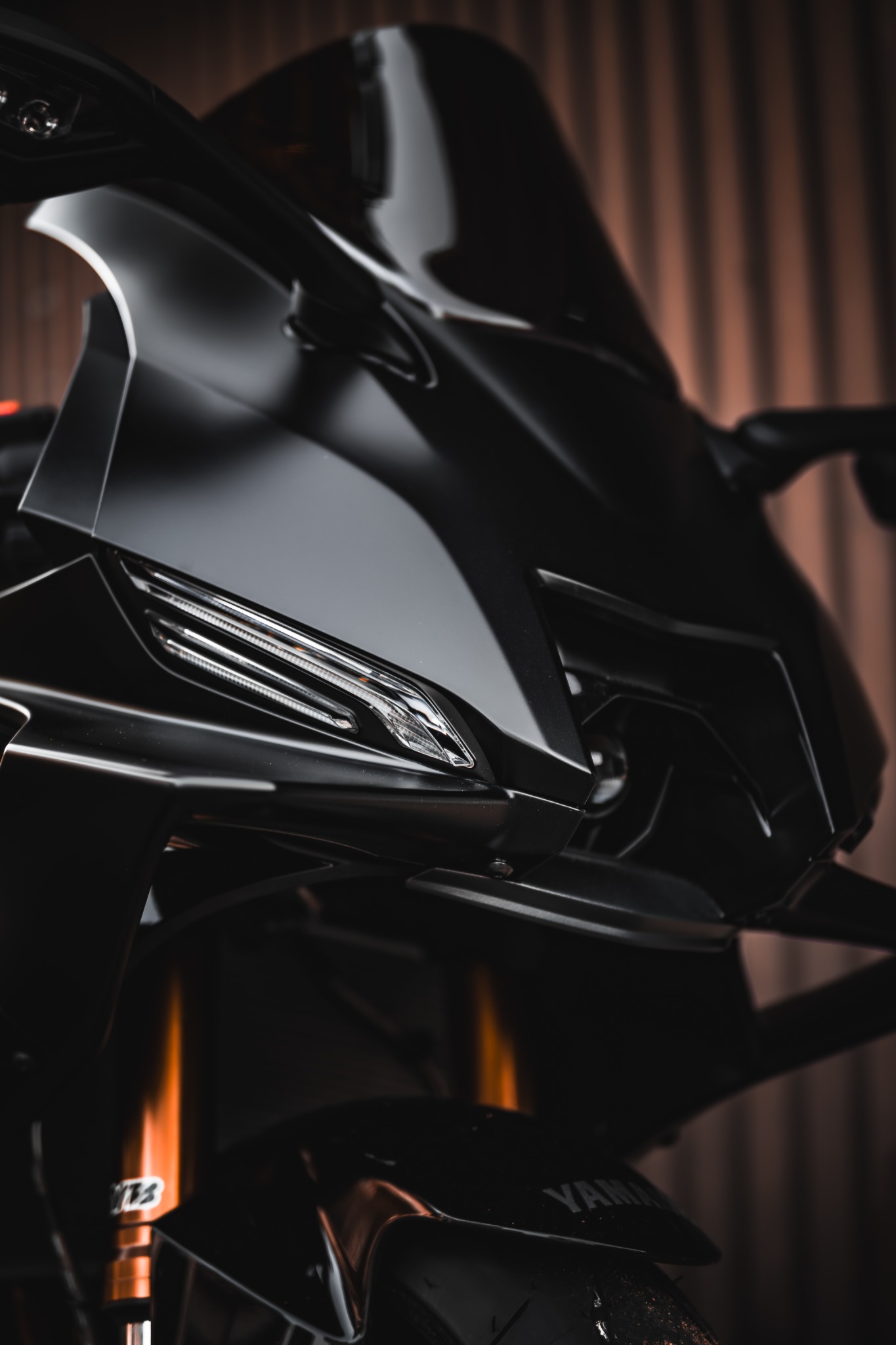 Nahaufnahme der dunklen Yamaha-Front